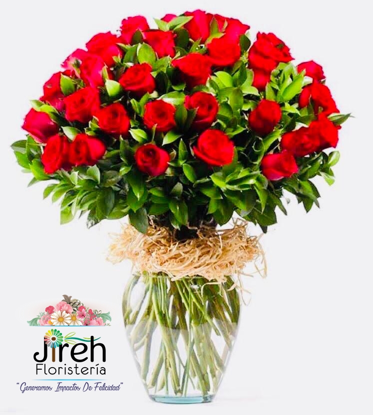 arreglo floral en jarrón de cristal con rosas rojas floristería en cali jireh